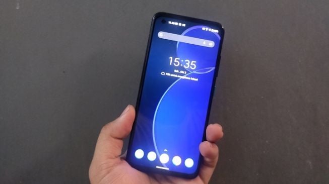 Asus Zenfone 8. [Suara.com/Dicky Prastya]