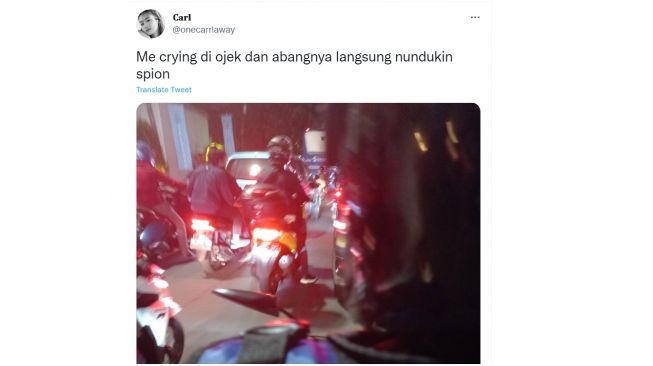 Curhat wanita saat menangis di atas motor ojol, reaksi driver menurunkan spion motor (Twitter)