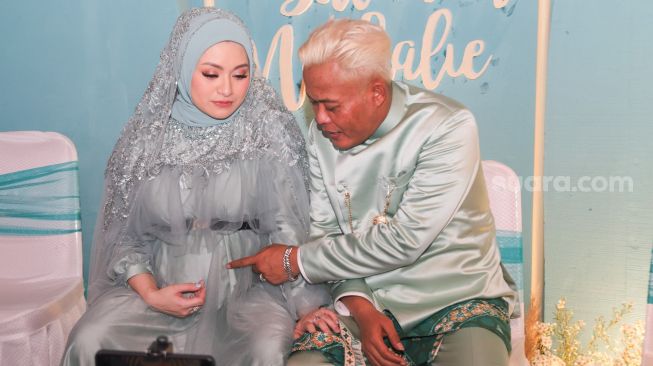 Pasangan Entis Sutisna alias Sule dan Nathalie Holscher saat ditemui awak media usai acara syukuran 7 bulanan di Tambun Selatan, Kabupaten Bekasi, Jawa Barat, Jumat (15/10/2021). [Suara.com/Alfian Winanto]