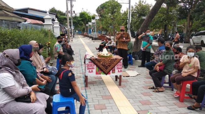 Pedagang PPKLY mengikuti kegiatan syukuran dibukanya lokasi baru berjualan di Jalan Sam Ratulangi, Gondokusuman, Kota Jogja, Jumat (15/10/2021). - (SuaraJogja.id/Muhammad Ilham Baktora)