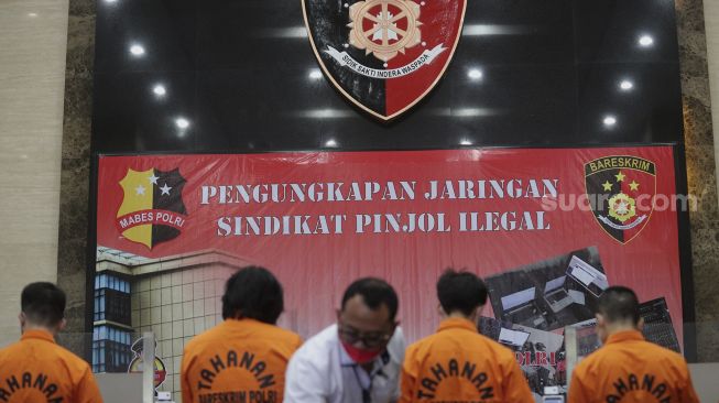 Sejumlah tersangka dihadirkan saat rilis kasus pengungkapan jaringan sindikat pinjaman online ilegal di Bareskrim Polri, Jakarta, Jumat (15/10/2021). [Suara.com/Angga Budhiyanto]