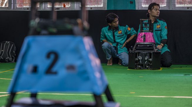 Tim Robotika Universitas Tadulako (Untad) mempersiapkan robot Scada-RT (sepakbolaberoda) pada Kontes Robot Indonesia 2021 yang digelar secara daring di Palu, Sulawesi Tengah, Jumat (15/10/2021). ANTARA FOTO/Basri Marzuki