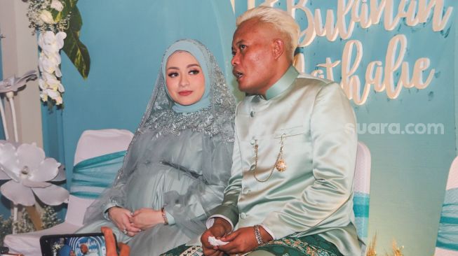 Pasangan Entis Sutisna alias Sule dan Nathalie Holscher saat ditemui awak media usai acara syukuran 7 bulanan di Tambun Selatan, Kabupaten Bekasi, Jawa Barat, Jumat (15/10/2021). [Suara.com/Alfian Winanto]