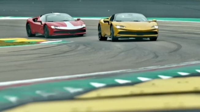 Carlos Sainz Jr., bersiap overtaking Charles Leclerc dalam video seru Ferrari SF90 Spider hybrid [bidik layar ferrari.com]