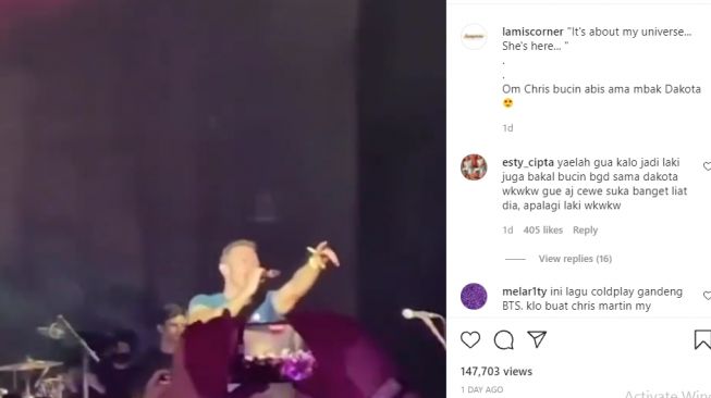 Momen Chris Martin panggil Dakota Johnson di konser Coldplay [Instagram/@lamiscorner]