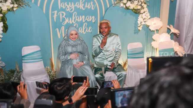 Pasangan Entis Sutisna alias Sule dan Nathalie Holscher saat ditemui awak media usai acara syukuran 7 bulanan di Tambun Selatan, Kabupaten Bekasi, Jawa Barat, Jumat (15/10/2021). [Suara.com/Alfian Winanto]