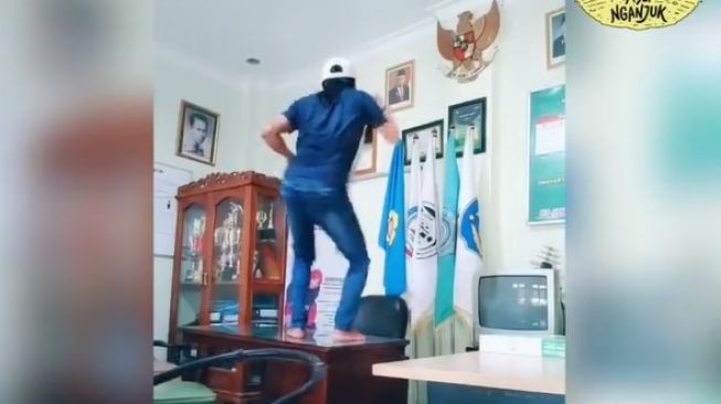 Viral Kasun Joget TikTok di Atas Meja Kantor Desa Trayang Nganjuk, Warganet: Memalukan
