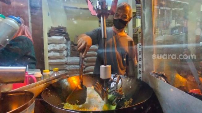 Dartadi, penjual nasi goreng dibantu robot di Malang, Jawa Timur. [Suara.com/Bob Bimantara Leander]