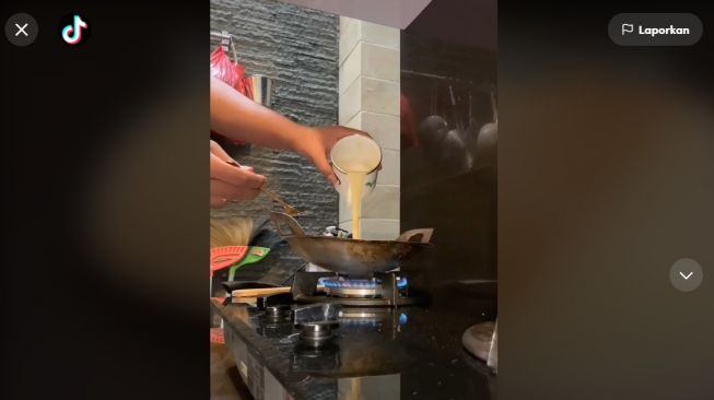 Viral Aksi Pria Coba Makan Telur Ular Dadar, Rasanya Diluar Dugaan (TikTok)