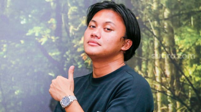 Penyanyi Rizky Febian saat ditemui di rumahnya kawasan Tambun Selatan, Kabupaten Bekasi, Jawa Barat, Jumat (15/10/2021). [Suara.com/Alfian Winanto]