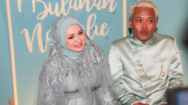 Pasangan Entis Sutisna alias Sule dan Nathalie Holscher saat ditemui awak media usai acara syukuran 7 bulanan di Tambun Selatan, Kabupaten Bekasi, Jawa Barat, Jumat (15/10/2021). [Suara.com/Alfian Winanto]