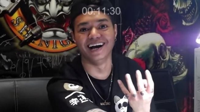 Artis Punya Tato Gambar Salib. (YouTube)