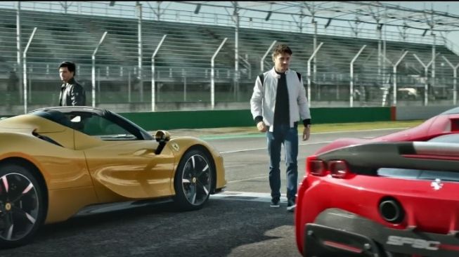 Charles Leclerc dan Carlos Sainz Jr., dua driver tim F1 Scuderia Ferrari menggeber Ferrari SF90 Spider hybrid [bidik layar ferrari.com]