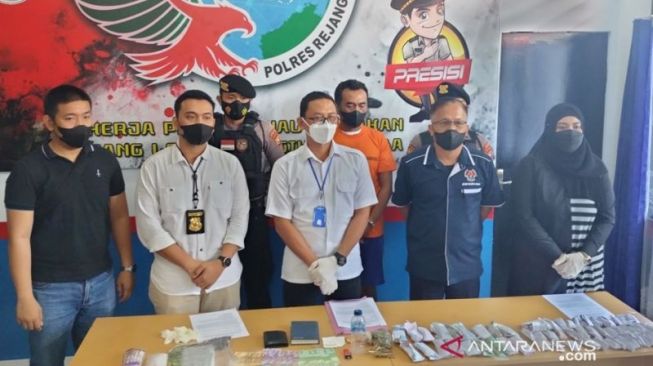 Mantan Polisi Tanam Ratusan Batang Pohon Ganja di Rumahnya, Hasil Panen Dijual