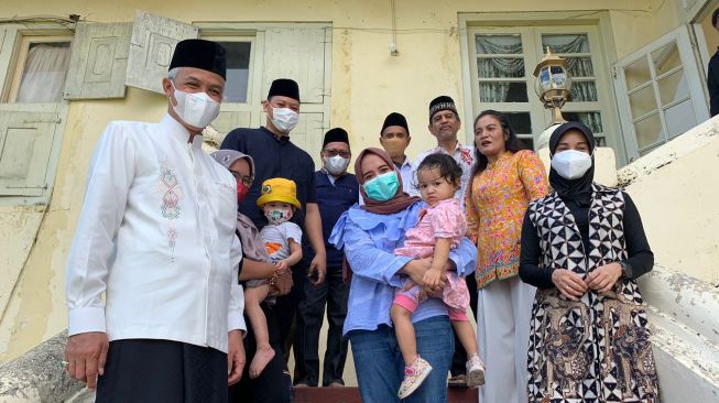 Gubernur Jawa Tengah Ganjar Pranowo bersama Istrinya Siti Atikoh saat berkunjung ke Kesultanan Ternate. [Dok Pemprov Jateng