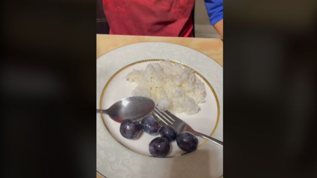 Viral Bocah Makan Nasi Pakai Lauk Anggur, Warganet Heran (TikTok)