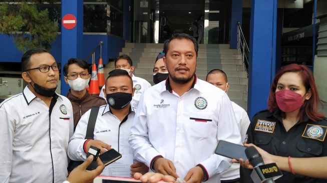 Persatuan Advokat Betawi atau PADI melaporkan seorang pria yang diduga menghina suku Betawi ke Polda Metro Jaya, Jumat (15/10/2021). [Suara.com/Yasir]