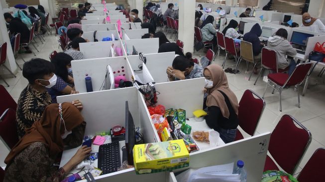 Suasana ruang kerja jasa Pinjol usai penggerebekan kantor jasa pinjaman online (Pinjol) oleh Dit Reskrimsus Polda Metro Jaya di Cipondoh, Tangerang, Banten, Kamis (14/10/2021).  ANTARA FOTO/Muhammad Iqbal