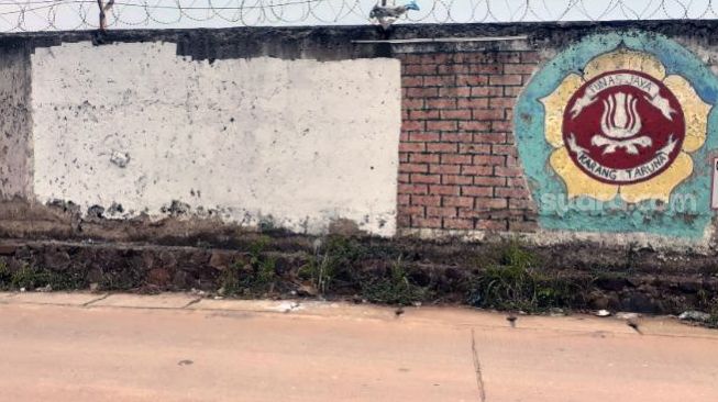 Mural satire soal keadilan bertuliskan 'Keadilan Tumpul Ke Atas Tajam Ke Bawah' yang berada dekat markas Polres Tangsel di Jalan Promoter 3, Kelurahan Lengkong Gudang Timur, Serpong, kini sudah dihapus, Jumat (15/10/2021). [SuaraJakarta.id/Wivy Hikmatullah]