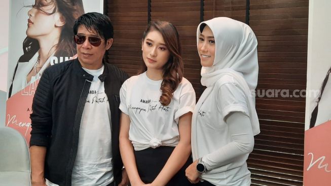 Amanda Caesa bersama ayah, Parto Patrio dan ibunya di acara rilis single terbaru berjudul "Mengapa Patah Hati" di kawasan Kebayoran Baru, Jakarta Selatan, Jumat (15/10/2021). [Ismail/Suara.com]