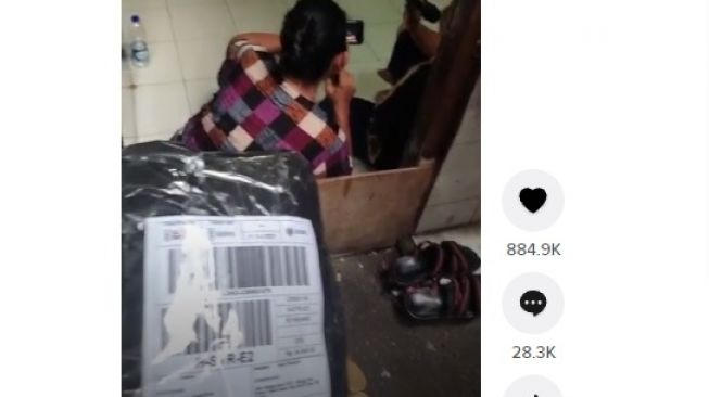 Penghuni Rumah Asyik Karaokean Saat Ada yang Antar Paket, Kurir Ini Malah Ikutan Nyanyi