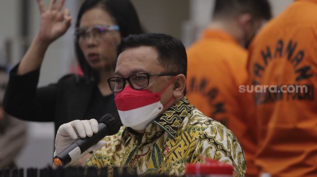 Direktur Direktorat Tindak Pidana Ekonomi Khusus (Dir Dittipideksus) Brigjen Pol Helmy Santika (kanan) memberikan keterangan pers terkait kasus pengungkapan jaringan sindikat pinjaman online ilegal di Bareskrim Polri, Jakarta, Jumat (15/10/2021). [Suara.com/Angga Budhiyanto]