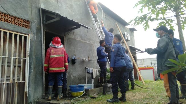 Heboh Kepulan Asap Tiba-tiba Keluar Dari Dalam Ruko di Kabupaten Serang