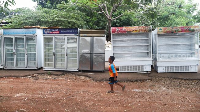 Suasana di bengkel reparasi elektronik 'Iwan Teknik' di kawasan Cakung, Jakarta Timur, Sabtu (16/10/2021). [Suara.com/Alfian Winanto]