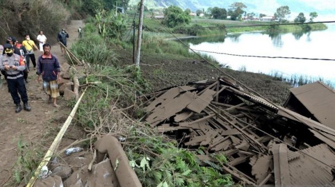 Terdampak Gempa Bali, Warga di Kintamani Terisolir Akibat Jalan Tertutup Pasir Dan Batu