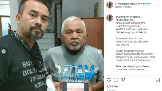 Artis beri bantuan ke kakek Suhud. (Instagram/erwinmoron_official)