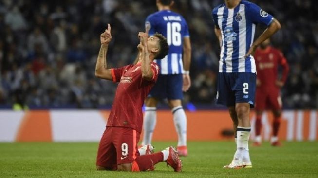 Pemain Liverpool Roberto Firmino rayakan golnya ke gawang Watford dalam pertandingan Liga Premier Inggris yang digelar di Vicarage Road, Sabtu (16/10/2021). [AFP]