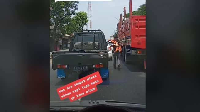 Viral Aksi Heroik Pria Berlari Buka Jalan untuk Ambulans (TikTok)