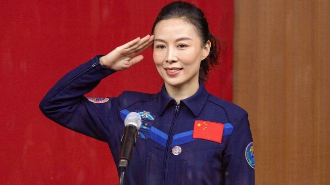 Salut! Ini Astronot Perempuan Pertama Tugas di Stasiun Luar Angkasa Baru China