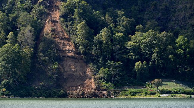 Longsoran bukit akibat gempa terlihat dari Danau Batur, Kintamani, Bangli, Bali, Sabtu (16/10/2021). ANTARA FOTO/Fikri Yusuf