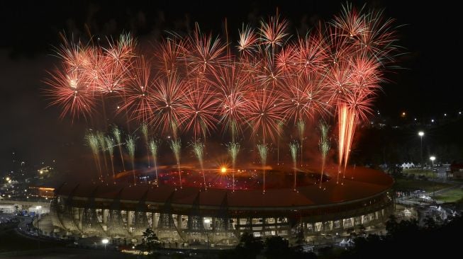 Suasana pertunjukkan kembang api saat Upacara Penutupan PON Papua di Stadion Lukas Enembe, Kampung Harapan, Sentani, Kabupaten Jayapura, Papua, Jumat (15/10/2021). [Antara Foto]