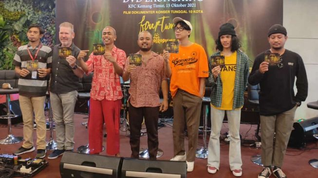 Rilis DVD Fourtwnty bertajuk Heliotropisme yang berlangsung di kawasan Kemang, Jakarta Selatan, Jumat (15/102021). DVD ini berisi 10 lagu dan video dokumenter selama konser Heliotropisme pada 2019. [Jagonya Musik & Sport Indonesia]