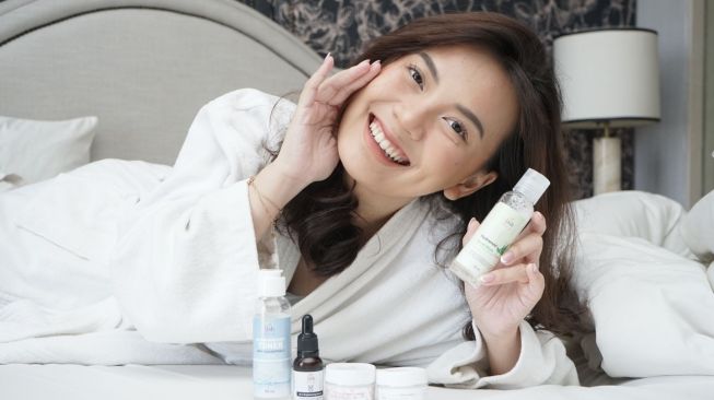 Seorang model memperkenalkan sebuah merek skincare. [Instagram]