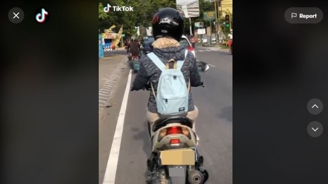 Tulisan di Motor Wanita Ini Bikin Salfok, Publik Auto Kasihan Baca Isinya