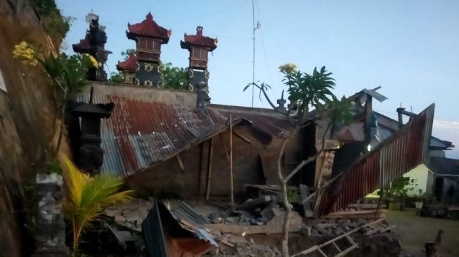 Akses Jalan di Bangli Tertutup Akibat Gempa, Petugas Terpaksa Evakuasi Korban Lewat Danau