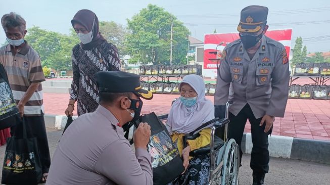 Alumni Akabri Berbagi, Lansia Warga Sumedang Diberi Sembako