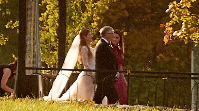 Bill dan Melinda Gates berjalan bersama putri mereka, Jennnifer, pada Sabtu sore menjelang pernikahan mewahnya di peternakan kuda Westchester County. (Newyorkpost)