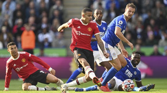 Striker Manchester United Mason Greenwood (tengah) berusaha mencetak gol selama pertandingan sepak bola Liga Premier Inggris antara Leicester City dan Manchester United di King Power Stadium, Leicester, Inggris pada (16/10/2021). [PAUL ELLIS / AFP]