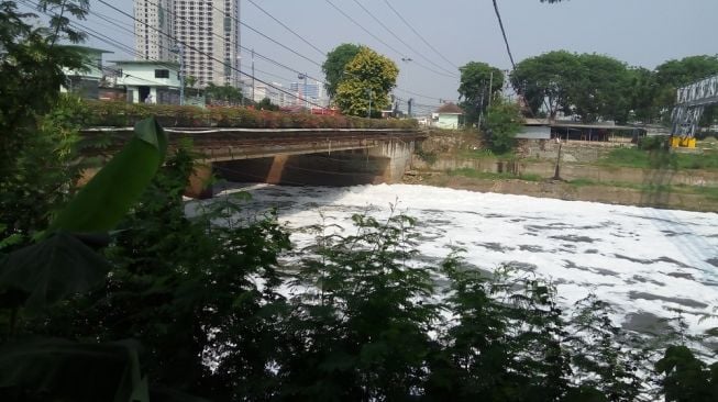 Kali Bekasi Mengeluarkan Busa Putih Tebal dan BauTak Sedap, Dinas LH:  Dari Wilayah Bogor