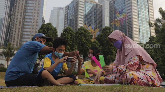 Warga menikmati suasana Hutan Kota GBK di Kompleks Gelora Bung Karno (GBK), Senayan, Jakarta, Minggu (17/10/2021). [Suara.com/Angga Budhiyanto]