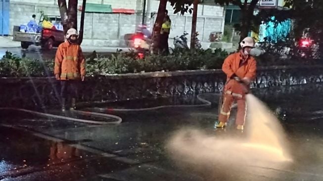 Pikap Muatan Tahu Kecelakaan, Tahu Berceceran Polisi Sampai Ikut Bersihkan Jalan Surabaya