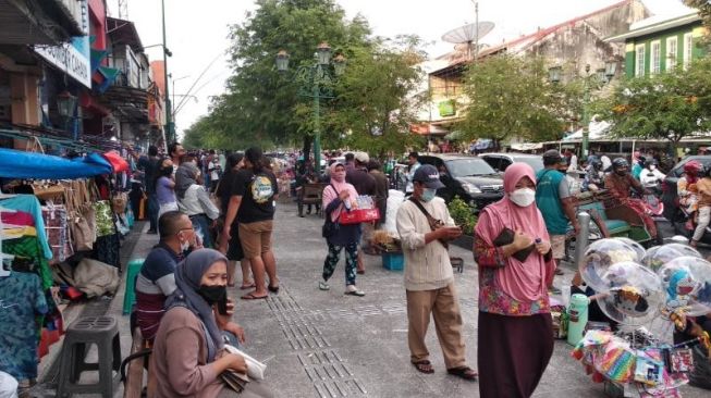  Sejumlah wisatawan memenuhi pedestrian di Jalan Malioboro, Kota Jogja, Minggu (17/10/2021). [Muhammad Ilham Baktora / SuaraJogja.id]
