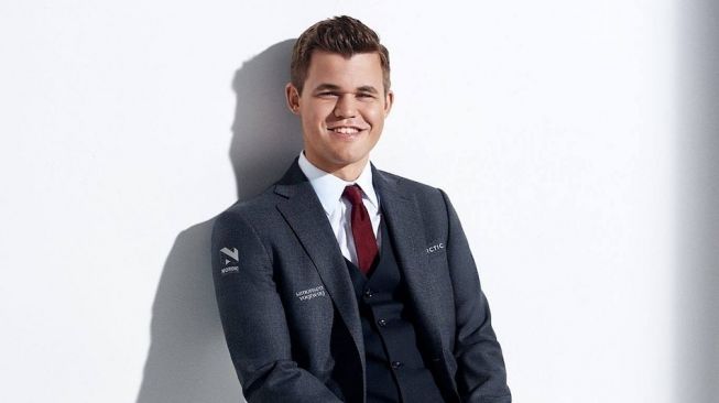 Magnus Carlsen Raih Trofi NFT Usai Menang Turnamen Catur Internasional