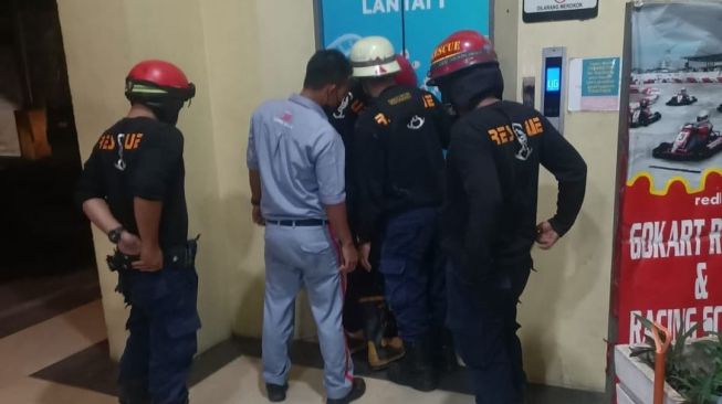 Tragis, Tukang Instalasi Listrik Tewas Terjepit Lift di Ruko Taman Surya Jakbar