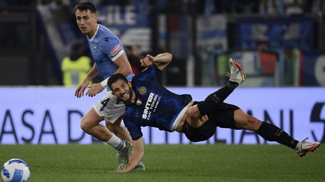 Gelandang Inter Milan Roberto Gagliardini (kanan) bertabrakan dengan bek Lazio Patric selama pertandingan sepak bola Serie A Italia antara Lazio dan Inter di stadion Olimpiade, Roma, pada (16/10/2021). [FILIPPO MONTEFORTE / AFP]