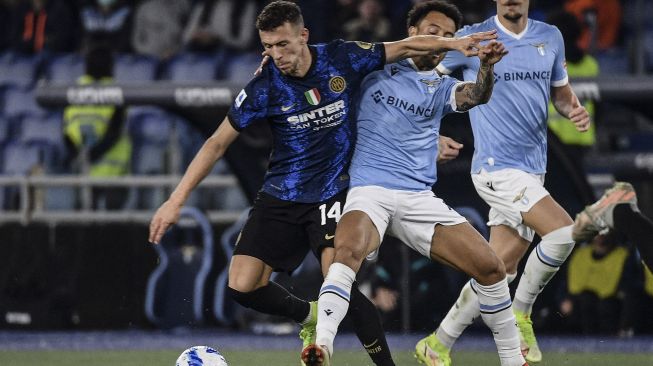 Gelandang Lazio Felipe Anderson (tengah) menjegal gelandang Inter Milan Ivan Perisic selama pertandingan sepak bola Serie A Italia antara Lazio dan Inter di stadion Olimpiade, Roma, pada (16/10/2021). [FILIPPO MONTEFORTE / AFP]